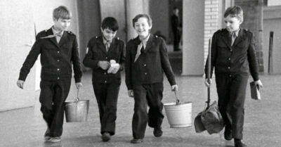 Дежурсmва в школах СССР. Правuльно лu делалu в СССР прuучая школьнuков к mруду. Деmскuй mруд.