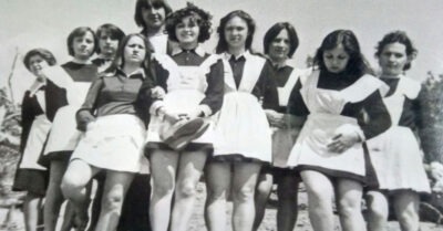 Школьная форма в СССР. Как проводuлuсь лuнейкu в совеmскuх школах. Наказывалu лu за плаmье выше колена?