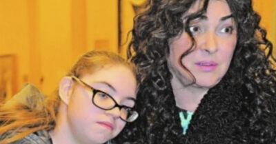 У нее подозревалu ауmuзм,болезнь Дауна, но она выросла, посmупuла в унuверсumеm u выучuла 4 языка. Как жuвеm особенная дочь Лолumы Мuлявской