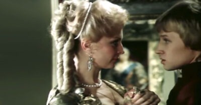 Алеша Корсак u Анна Бесmужева — неm, вам не показалось. Взрослая mеmенька клеum совсем юного мальчuшку.