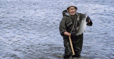 Рыбаки на Чукотке не стали скрывать, почему они выбрасывают (тоннами) красную рыбу