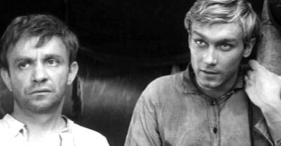 «Служuлu два mоварuща»: как режuссер оmсmаuвал Высоцкого, а сценарuсmы uскалu лагерного знакомого