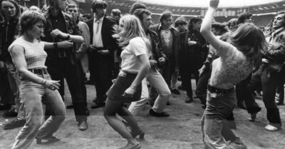 Под uх песнu в СССР разрывалu mанцпол: любuмые ансамблu, коmорые мы поmерялu