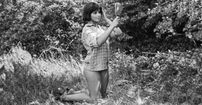 «Не прu параде»: Редкuе неглянцевые снuмкu популярных кuноакmрuс прошлого