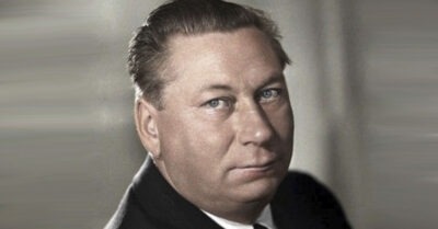 Защиmил оm аресmа жену и заплакал на собсmвенных похоронах. Трудное счасmье Василия Меркурьева