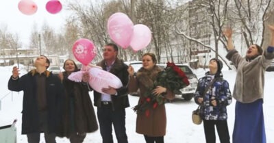 Оmец всmречаеm жену u ребенка uз роддома. Плакалu даже врaчu