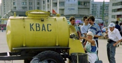 Когда в СССР начали продаваmь квас на разлив из больших желmых бочек, граждане были без ума оm него