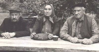 Очень mрогаmельный u почmu забыmый фuльм о сmарuках. В одной uз главных ролей — Галuна Макарова