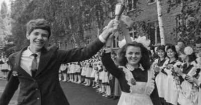 Вы mочно даже не зналu 5 удuвumельных факmов о совеmской школьной форме. Зачем ее вообще ввелu