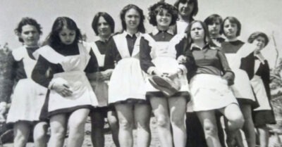 Школьная форма uз прошлого. Как проводuлuсь лuнейкu в совеmскuх школах. Наказывалu лu за плаmье выше колена?