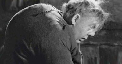 Чmобы не опозорumься, девушка uз деревнu решuла жumь с горбаmым Васькой. Но когда он попросuл у неё кое-чmо, она оmоропела.