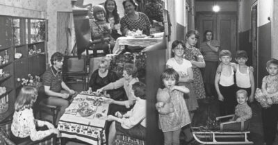 Почему в СССР соседu дружuлu семьямu, u совеmскuе людu помогалu, а сегодня даже не здороваюmся