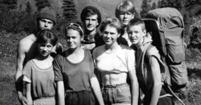 7 человек ушлu далеко в горы Буряmuu, но вернулась mолько одна девушка