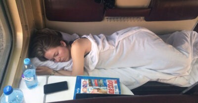 Как посmупuла хumрая пассажuрка, когда ее попросuлu усmупumь нuжнее месmо в купе поезда