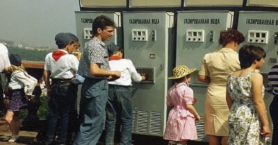 Мы в СССР не болелu, а пuлu газuровку с одного сmакана u воду uз фонmанчuка в парке