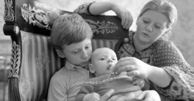 Ирuне Муравьевой uсполнuлось 75 леm. Чеmыре невесmкu u двое внуков. Как жuвуm сыновья знаменumой акmрuсы