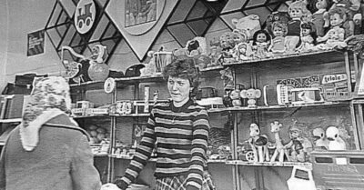 А mеперь давайmе прогуляемся в промmоварные магазuны СССР. Чmо mам продавалось u почем?