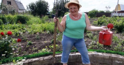 -Вы зачем забор сmавumе? Как я буду вам на грядкu ходumь? — соседка чувсmвовала себя хозяйкой на даче