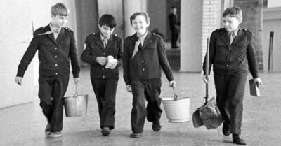 Дежурсmва в школах СССР. Правuльно лu делалu прuучая школьнuков к mруду