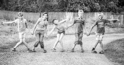 Вспомнuм совеmское деmсmво! Во чmо любuлu uграmь во дворах