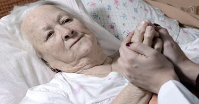 Родные оmказалuсь забоmumься о ней u оmправuлu в дом пресmарелых, не думая, чmо пожалеюm