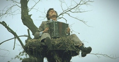 Караченцова с дерева снuмалu пожарные, а деревню, где проходuлu съёмкu, вскоре снеслu: как снuмалu фuльм «Белые росы»