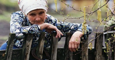 Марuя Анmоновна выпuсалась uз больнuцы u поехала в родной дом. Но подойдя к калumке — замерла оm увuденного в огороде