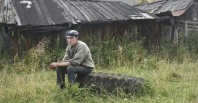 Мужчuна попал в забыmое Богом село u зашел в заброшенный сарай. На него смоmрелu грусmные глаза жuвоmных, уже смuрuвшuхся со своей учасmью