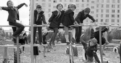 Почему в СССР детей рано отпускали на улицу, а сейчас водят за руку до последнего