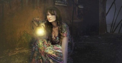 Однажды в заброшенном доме в конце деревни поселилась молодая женщина… В деревне не любили пришлых…