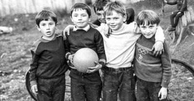 «Здрасьте, а Дима дома?». Находили друг друга без телефонов. «Забивали» время встречи. Сейчас и с мобильником не сыщешь