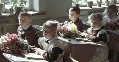 Почему из школ убрали парты времен СССР, которые были просты, удобны и практичны? Много ли тех, кто их помнит и за ними сидел?