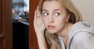 Проснувшись ночью, Лариса не увидела мужа рядом, встав и тихонько подойдя к кухне, она услышала то, от чего буквально «окаменела»