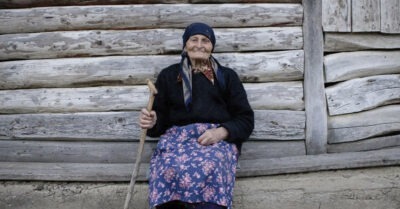 Родственники взяли домой деревенскую бабушку: никто не ожидал, что такое может произойти