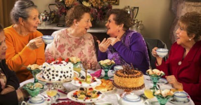 Случайно услышала разговор свекрови с подружками и опрокинула на нее салат