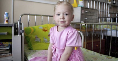 Супруги пришли в приют удочерить девочку. Муж ахнул, когда увидел на ребёнке знакомый кулон