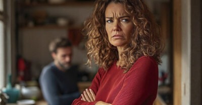 Витя, ты мне зубы не заговаривай, лучше скажи, что твоя сестра делает в моей квартире? — возмущённо спросила жена