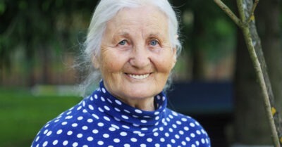 — Ну раз мы берем с собой свекровь, то давай тогда и мою маму с первой учительницей возьмем, — предложила супруга