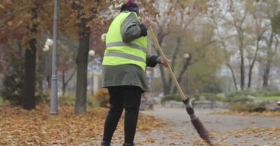 Одинокая дворничиха нашла телефон в парке. Включив его, долго не могла прийти в себя