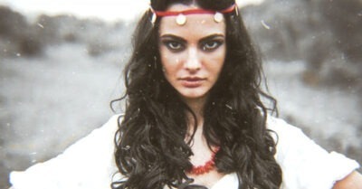 Цыганка. -Чуешь, чем пахнет, подруга? С м е р т ь ю! Хватай её