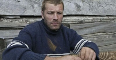 Деревенский блаженный повадился ходить к разведённой соседке с детьми