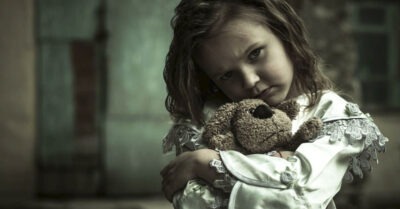 Оставила дочку у подруги, а когда пришла забирать, дверь никто не открыл