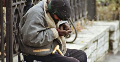 Юрий Михайлович, там это…бомж очнулся.