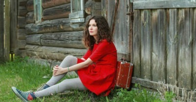 Узнав, что внучка работает уборщицей, дедушка завещал ей домик в глуши