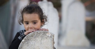 – Дядя, можно мне хлебушка? А то меня бабка ругает. Её хлеб есть нельзя