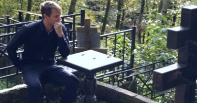 Вдовец увидел, что кто-то бросил живой свёрток в свежевыкопанную могилку