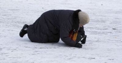 – Бросаем тут ее, пусть сама помирает! – говорили они, сбрасывая бабулю в сугроб. Подлецы не догадывались, что бумеранг примчится очень скоро
