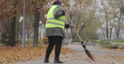 Дворничиха хотела выкинуть старый шкаф с помойки. Открыв его, она подскочила, как ошпаренная
