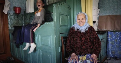 Не любит Лукерью Марья. Волосы, что конский хвост,  руки, что палки, ноги, как оглобли