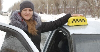 К матери троих детей сел в такси мужчина, выглядящий как её погибший муж